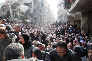 Yarmouk residents gathered to await a food distribution from UNRWA in January 2014. Photo: UNRWA Archives.