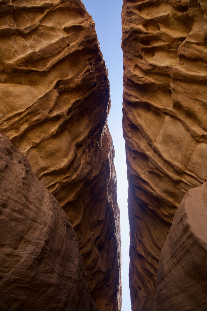a narrow opening between two rock cliffs